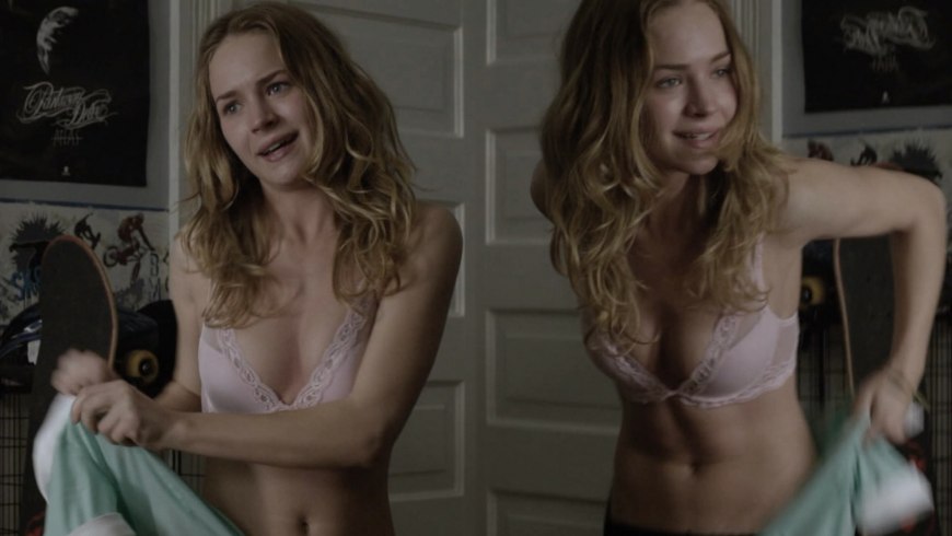 Бритт Робертсон грудь