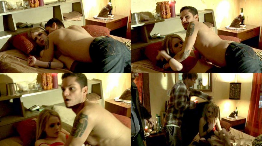 Бритт Робинсон раздевается гиф