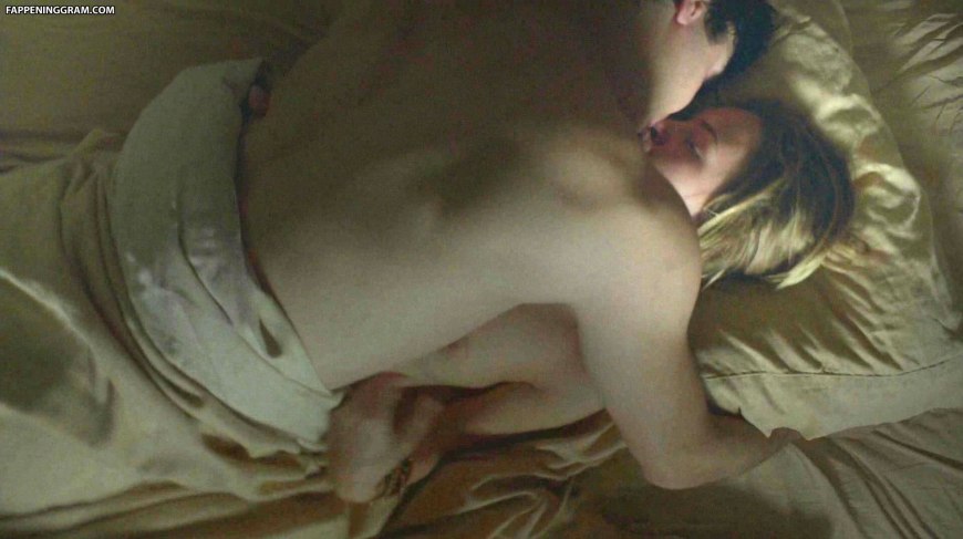 Бритт Робертсон трогают за сиськи