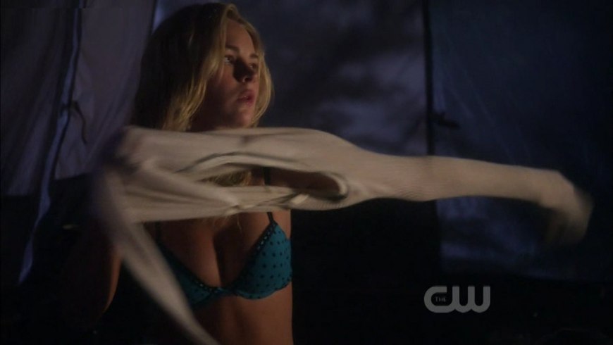 Актриса Бритт Робертсон ню