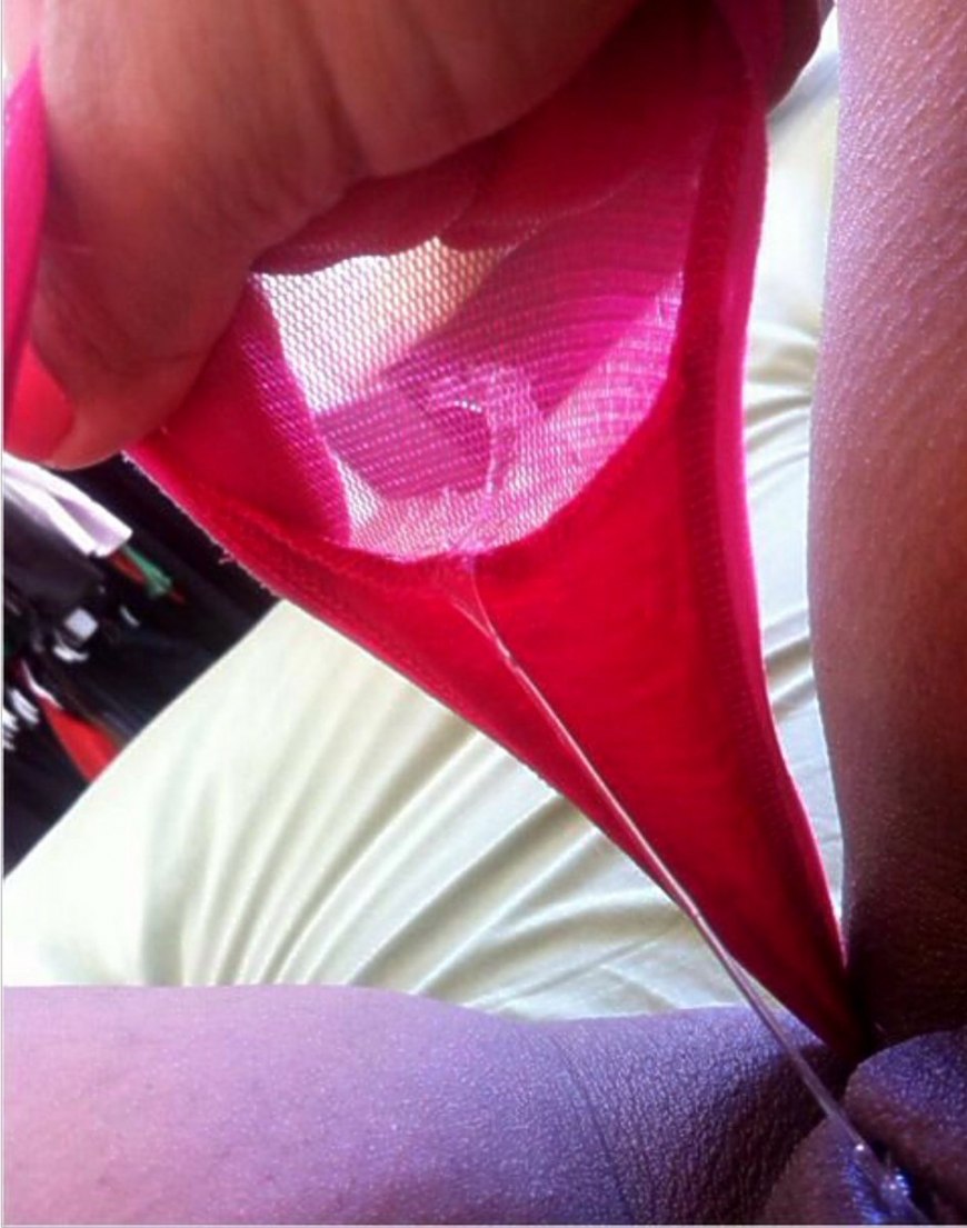 Женская конча на трусах