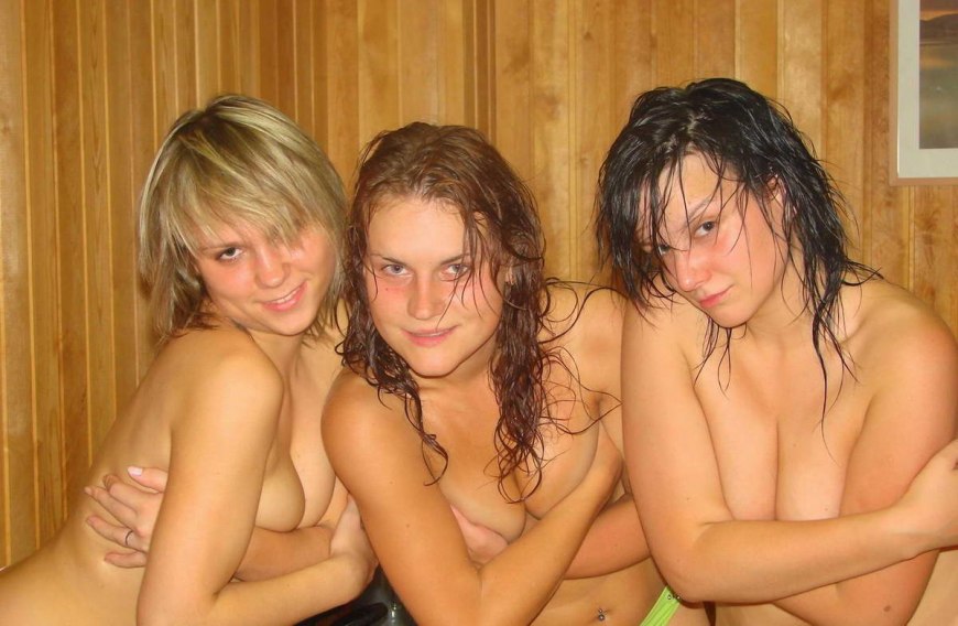 Три голые девчонки в сауне