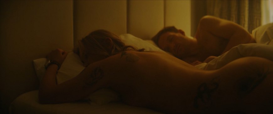 Блондинка скачет на парне