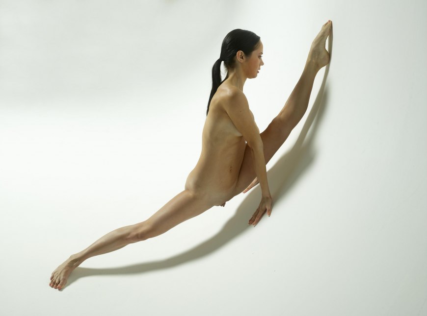 Голые женщины в позах йоги