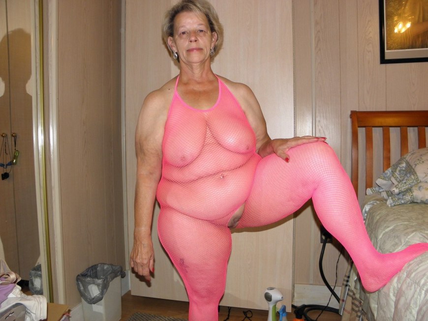 Толстая старуха без трусов