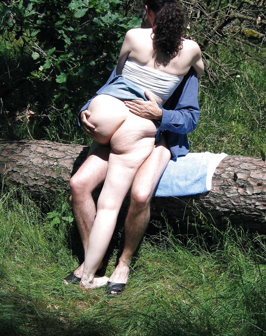 Женские попки на огороде