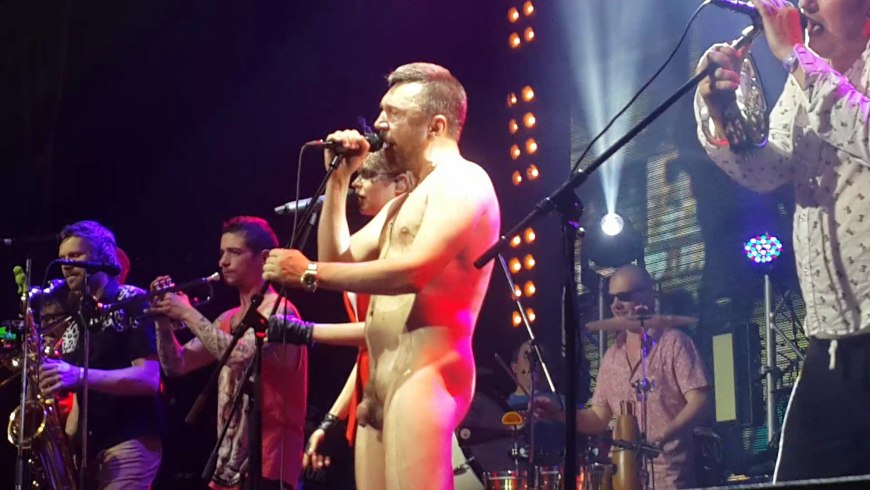 Алиса Вокс голышом без трусов