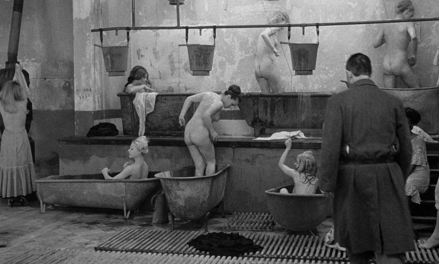 Голые женщины в бане ретро