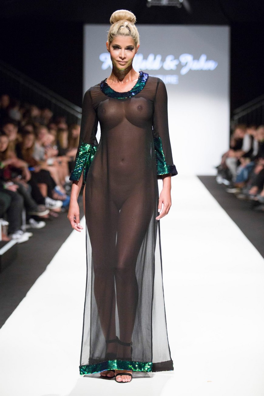 Голые манекенщицы на подиуме