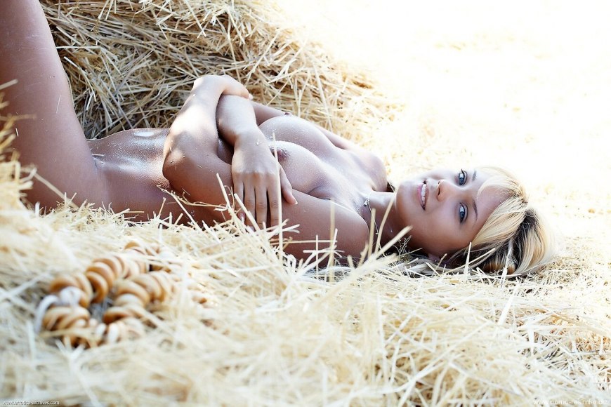 Лада Паглия на сеновале