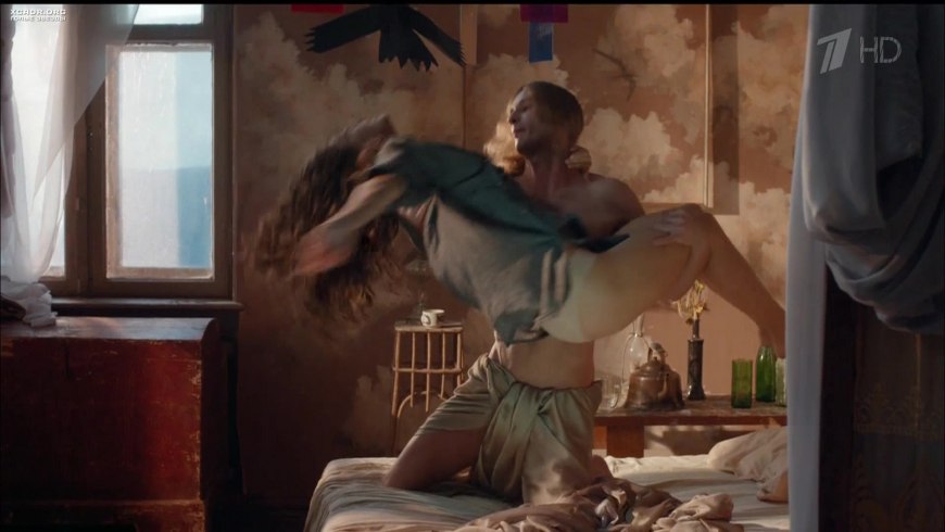 Анна Михайловская в трусах