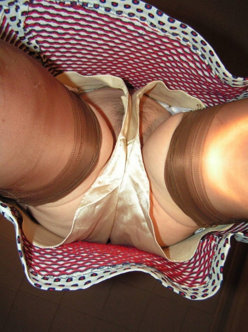 Трусики выглядывают из под юбки