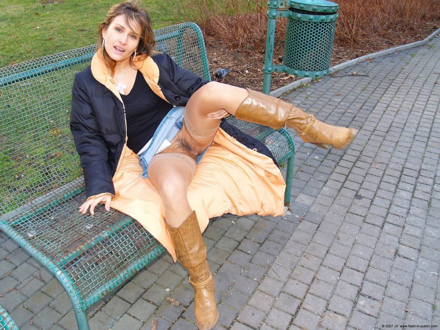 Женщины без трусов под юбкой