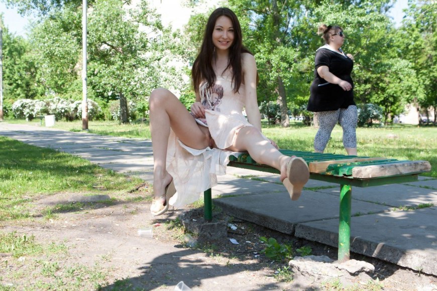 Прогулка по городу без трусиков