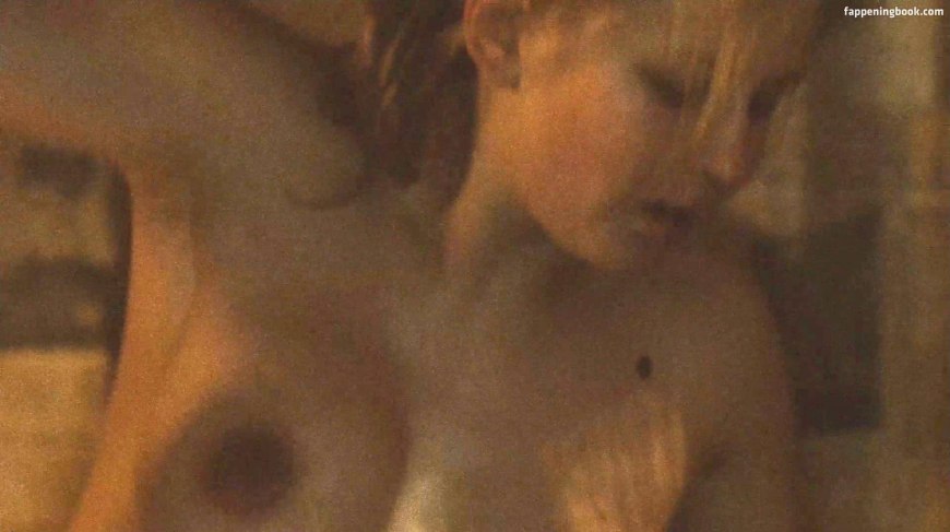 Юлия Пересильд край баня