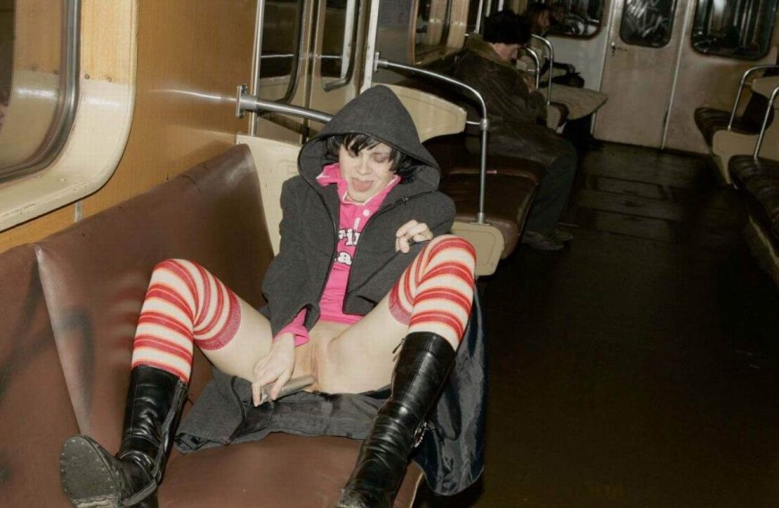 В метро без трусиков xxx