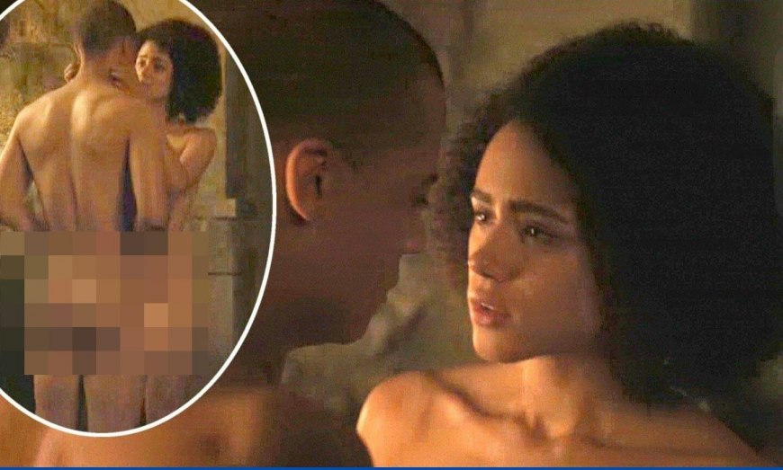 Натали Эммануэль в купальнике