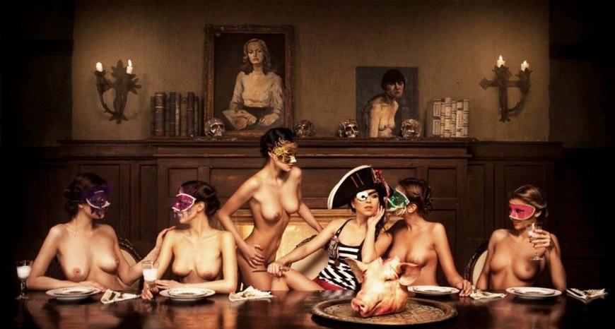 Женщины в театре в стиле ню