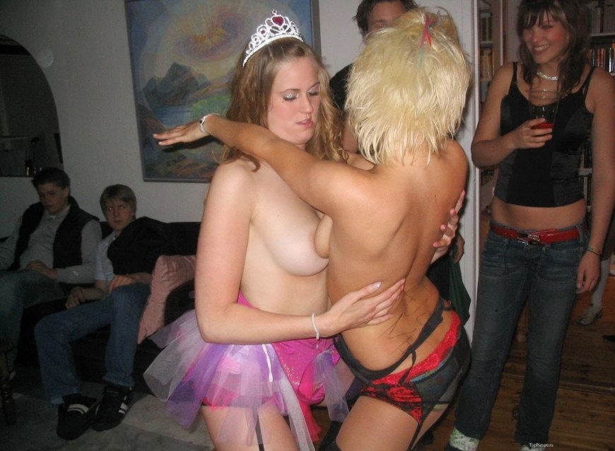 Пьяные девушки устроили стриптиз на квартире