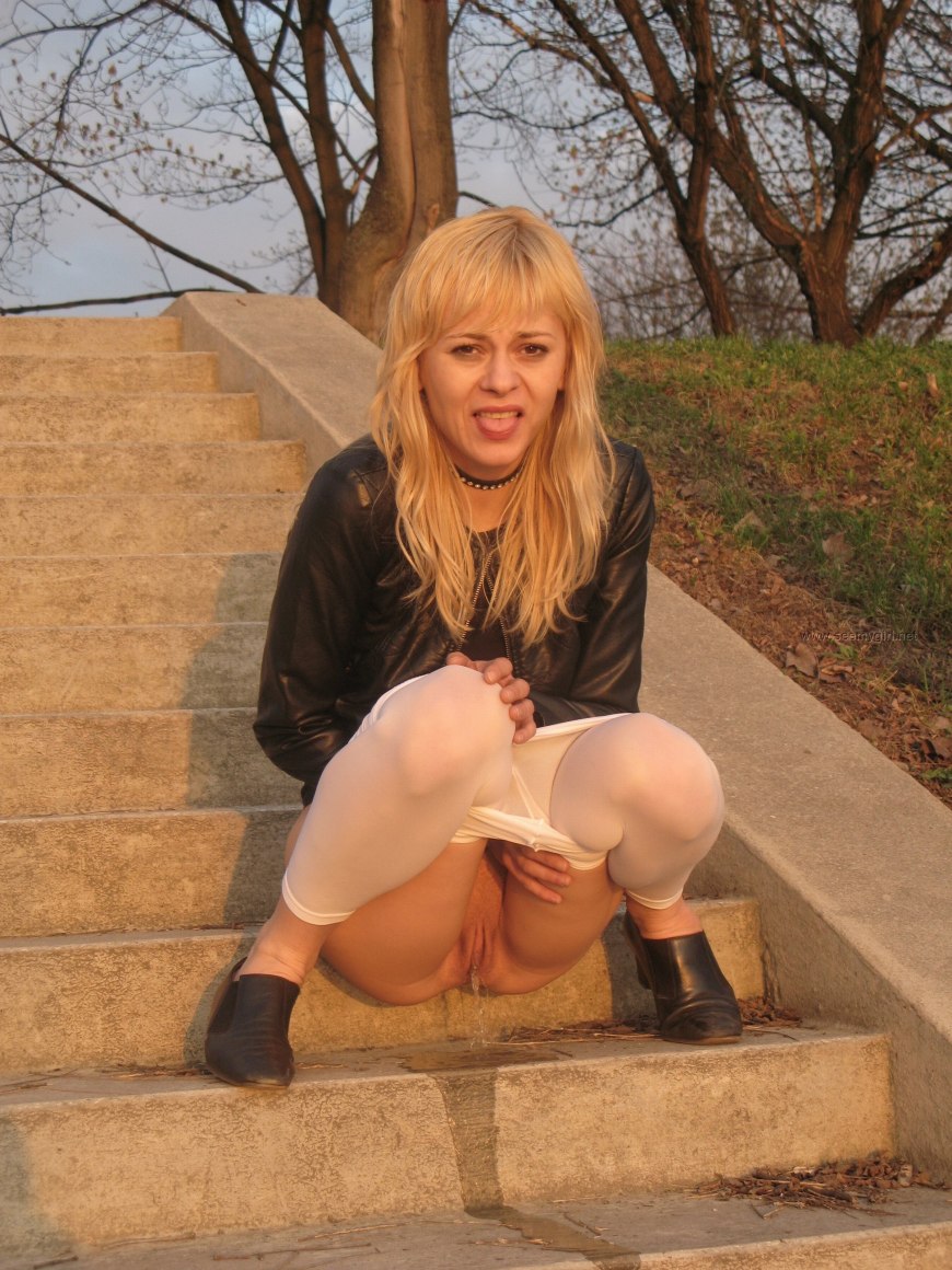 Девушка пописала в стакан