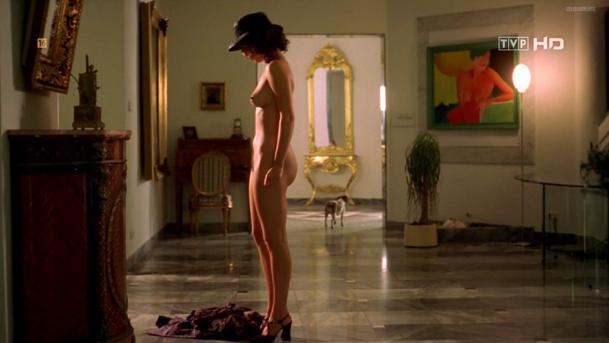 Olga раздевается и позирует