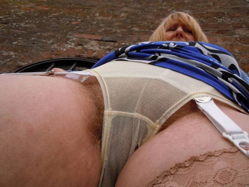 Взрослые женщины в грязных трусах