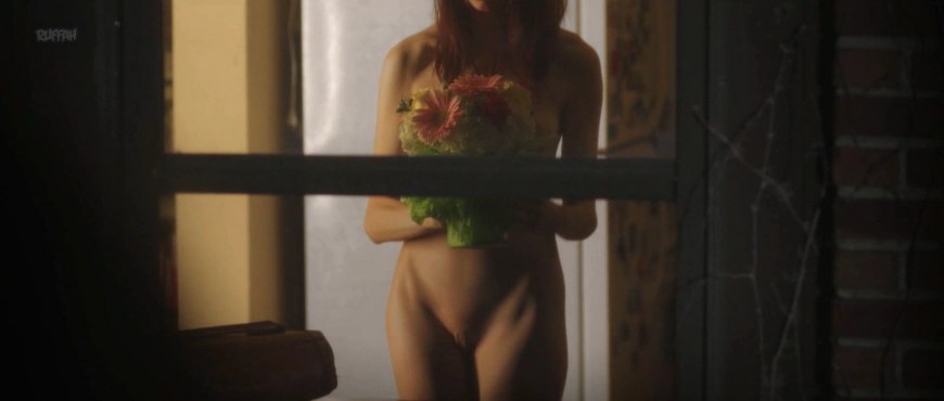 Алексис Голайтли голая в фильме