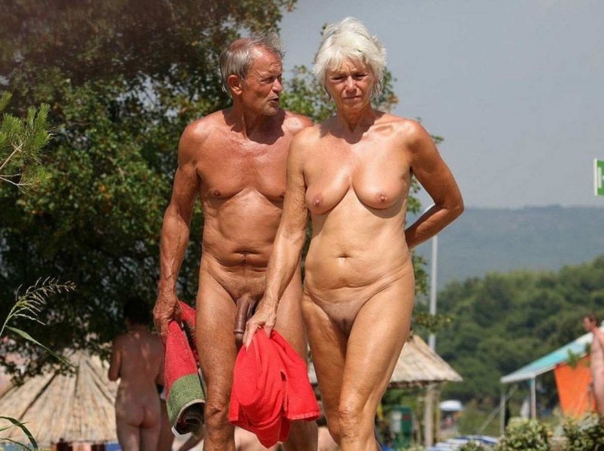Голые пожилые пары на пляже