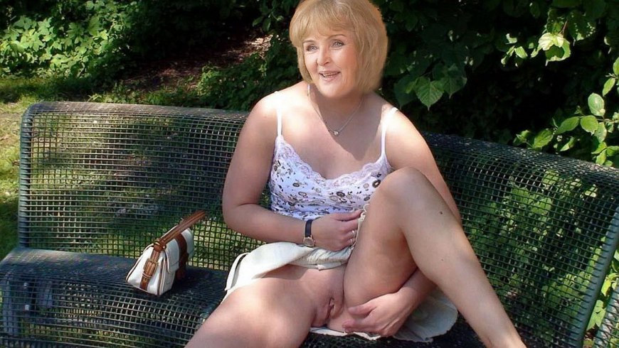 Дамы в. огороде. Без. Трусов.