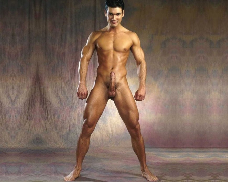 Девушка с накаченным прессом ню