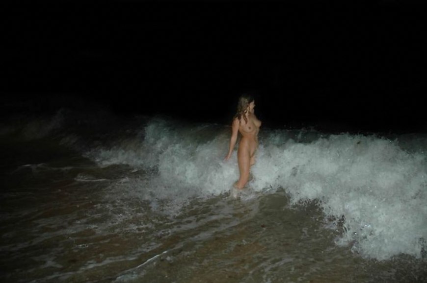 Ночное купание голышом