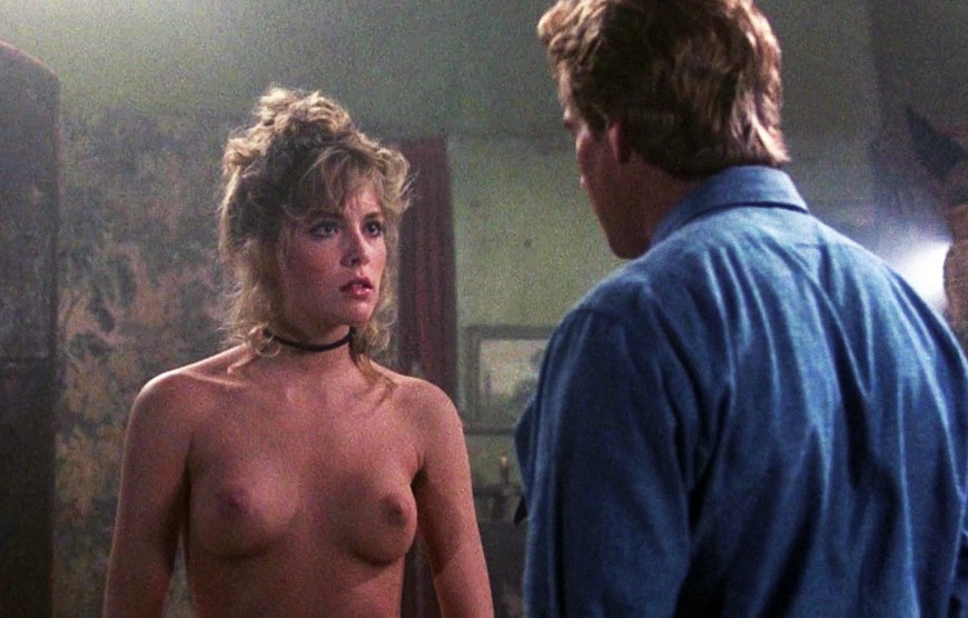 Элизабет Хёрли сиськи в фильме