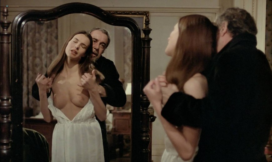 Кароль Буке топлесс