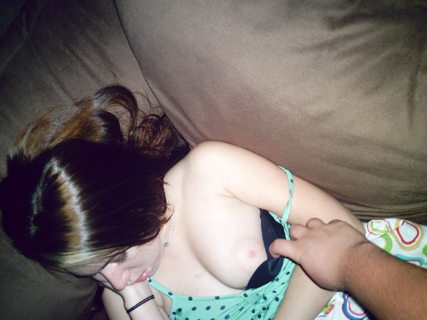 Спящая девушка засветила грудь