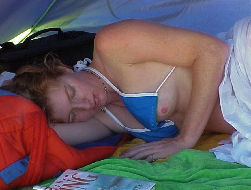 У спящей засветилась грудь