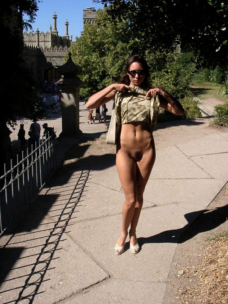 Одетый верх голый низ частное