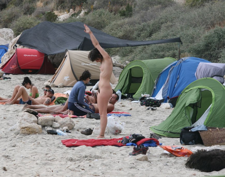 Девушка разделась в походе