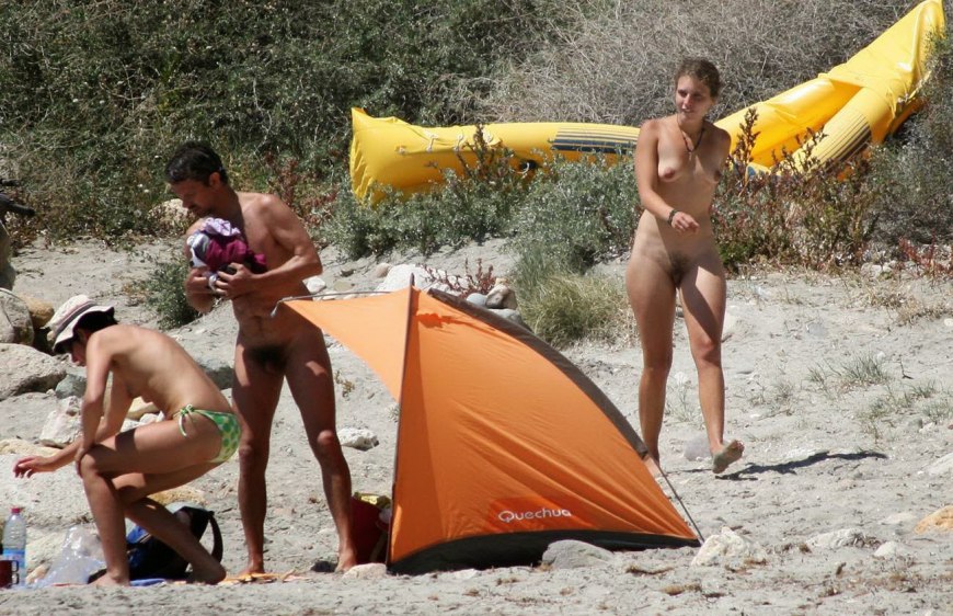 Нудистка в походе