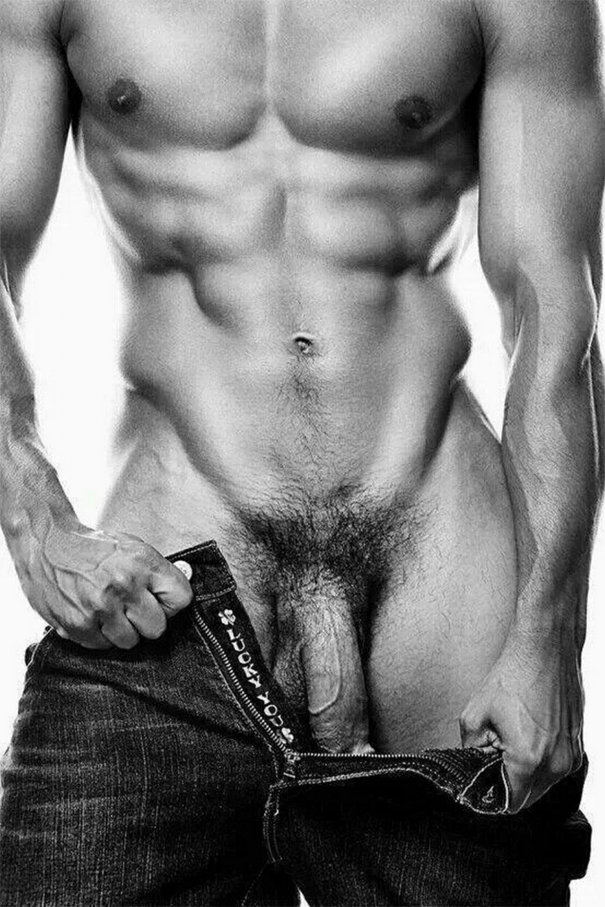 Голое тело мужчины с членом