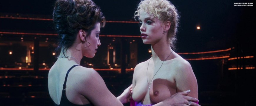 Элизабет Беркли и Джина Гершон голые