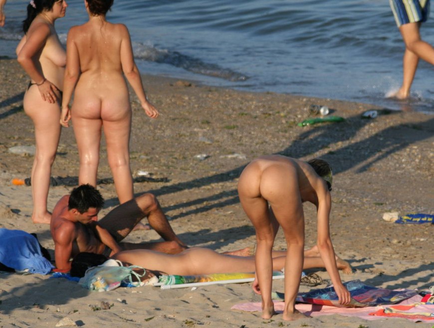Ню на пляже среди одетых