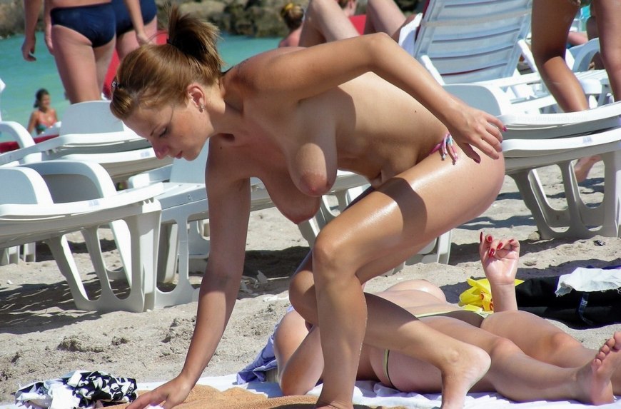 Голые попки на нудистком пляже