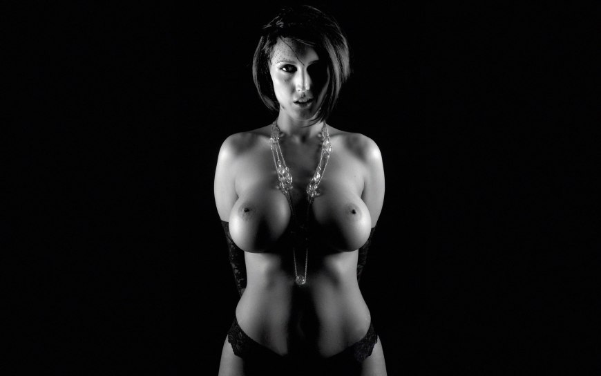 Голые телки на черном фоне