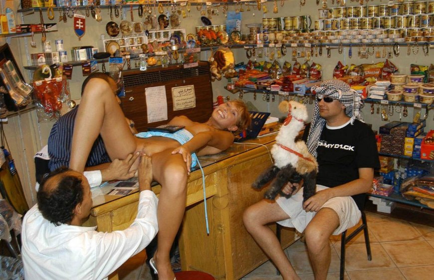 Жена голая в магазине в Египте