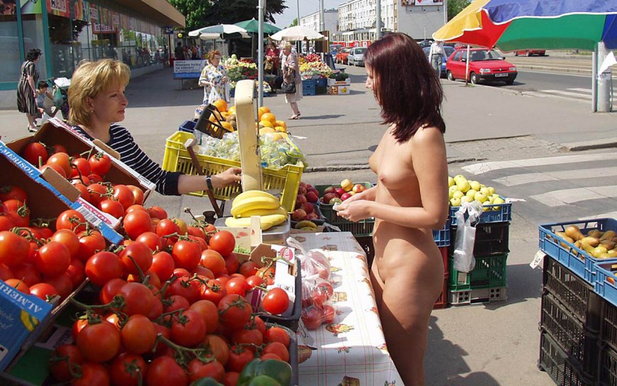 Девушка разделась на рынке