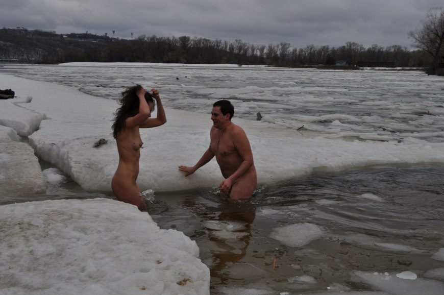 Голые девки купаются в проруби