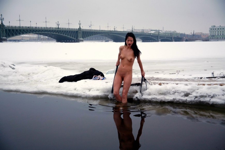 Купание на крещение голышом