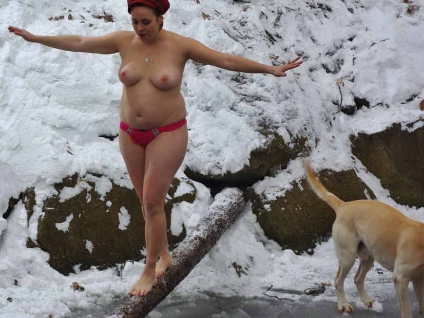 Голые бабы купаются в проруби