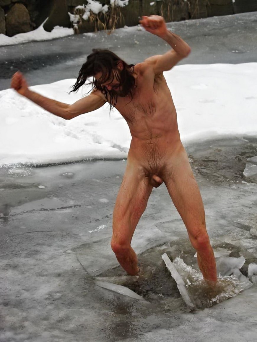 Голые в проруби на крещение