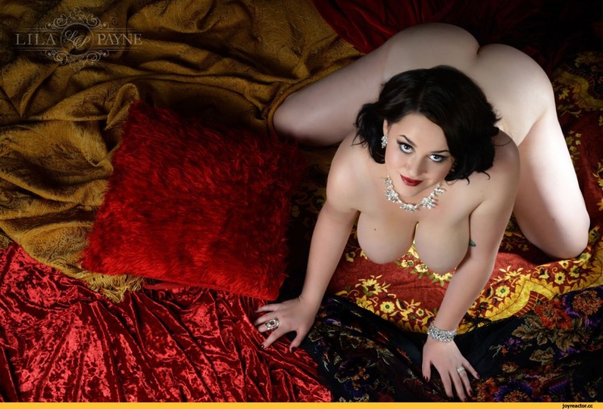 Эротическая фотосессия пышная красота